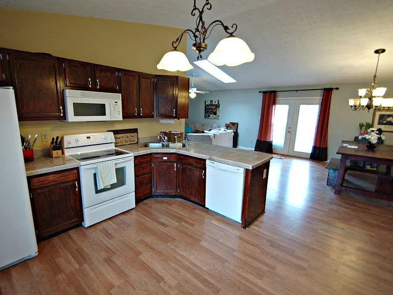 1293 Enochs Dr — Photo 2