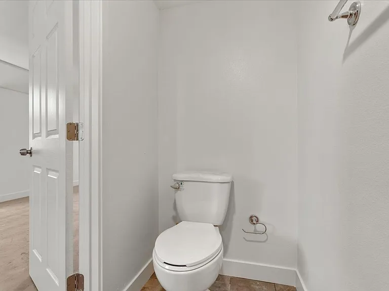 835 E 33rd St — Photo 27