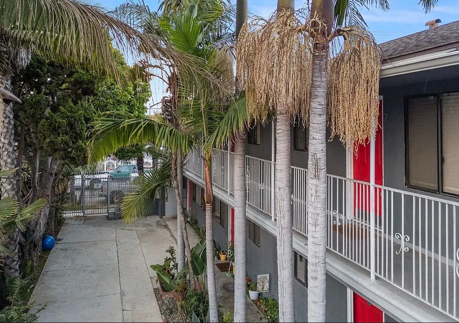 Conveniently located near Downtown Long Beach, the East Village Arts District, public transportat... — Photo 3