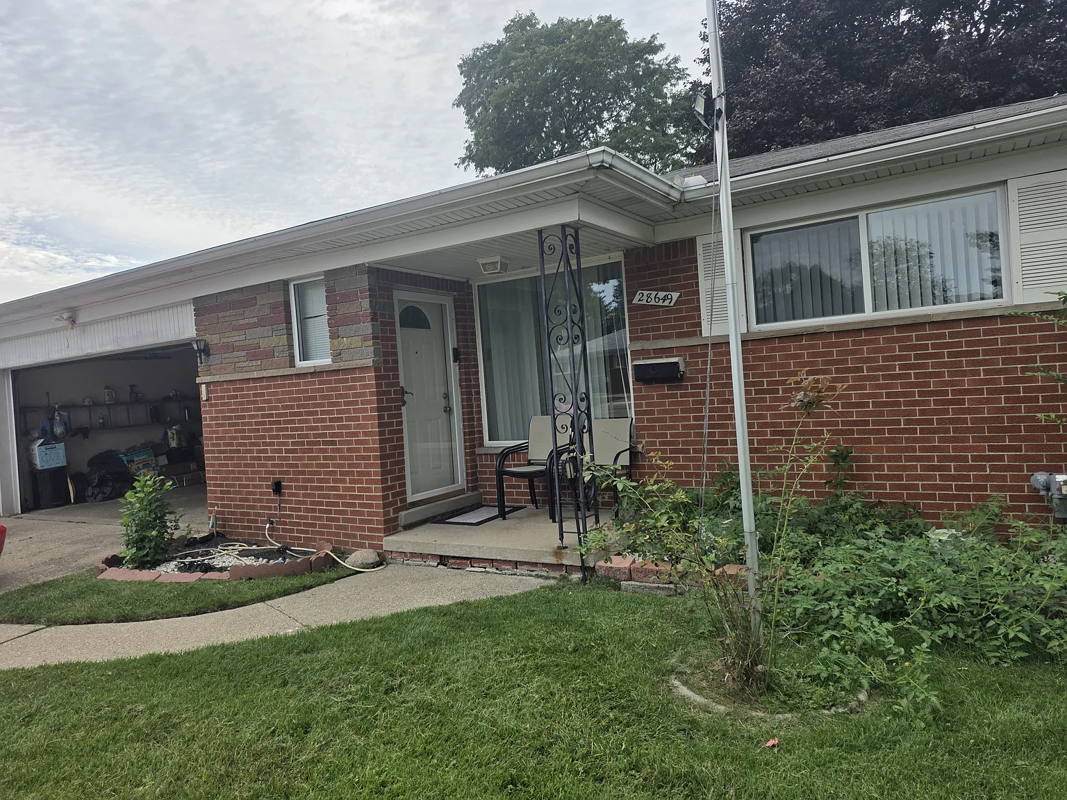 3 bed, 1.5 bath, 1180 sqft, $2,000 — Photo 1