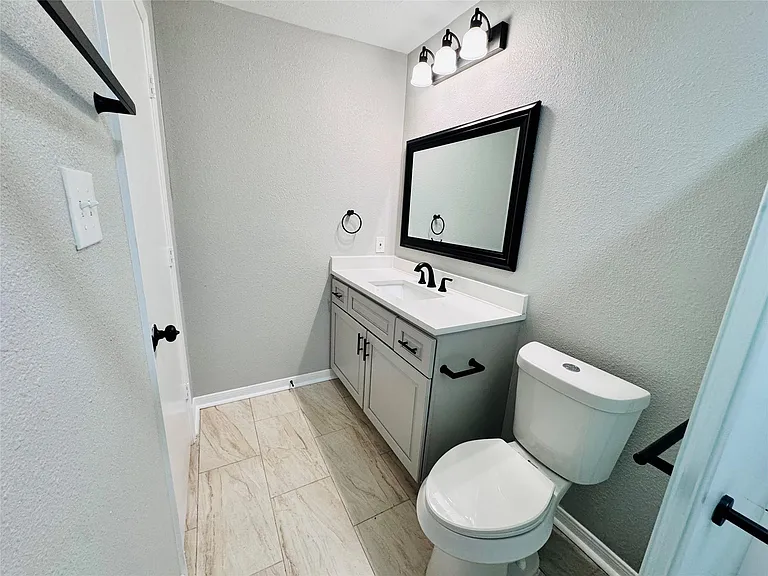 10702 Deval Dr — Photo 6