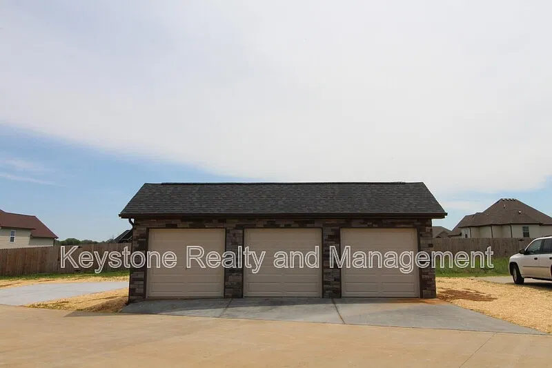 3 bed, 2.5 bath, 1640 sqft, $1,495 — Photo 2