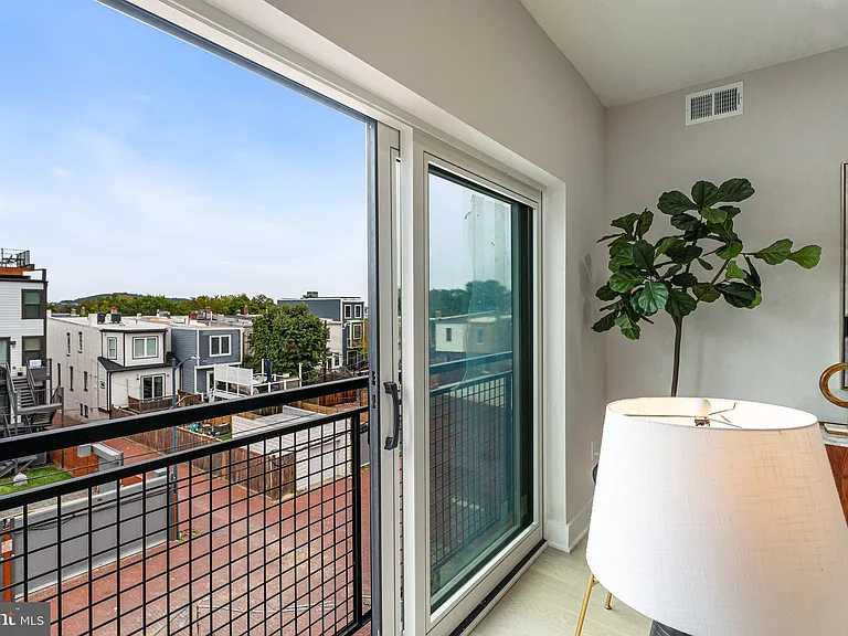 1516 E Capitol St NE #1 — Photo 3