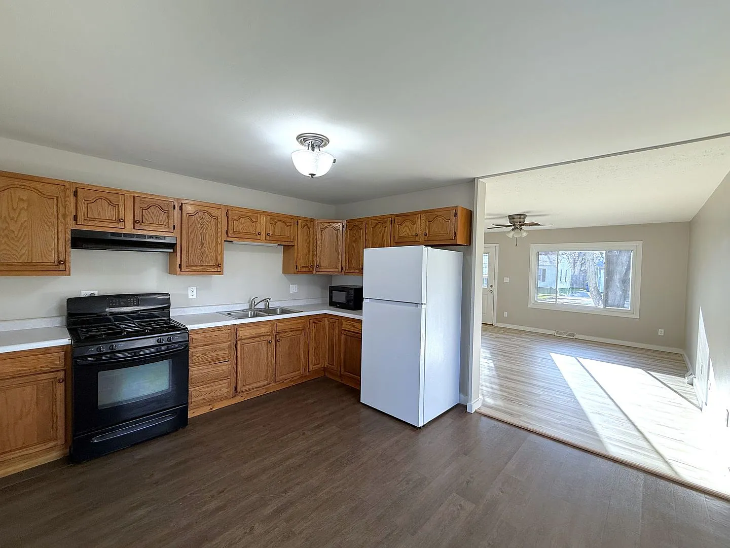 Remodeled 3 bed home — Photo 2