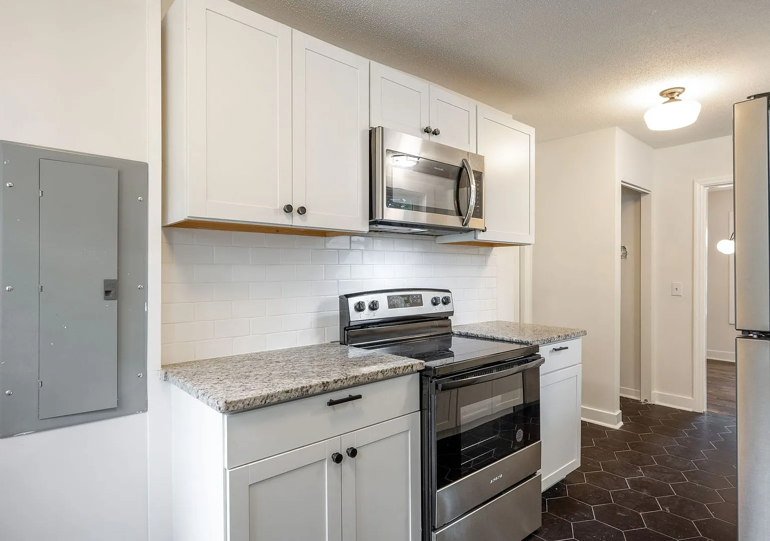 Coming Soon! Spacious 3br/1bth! — Photo 2
