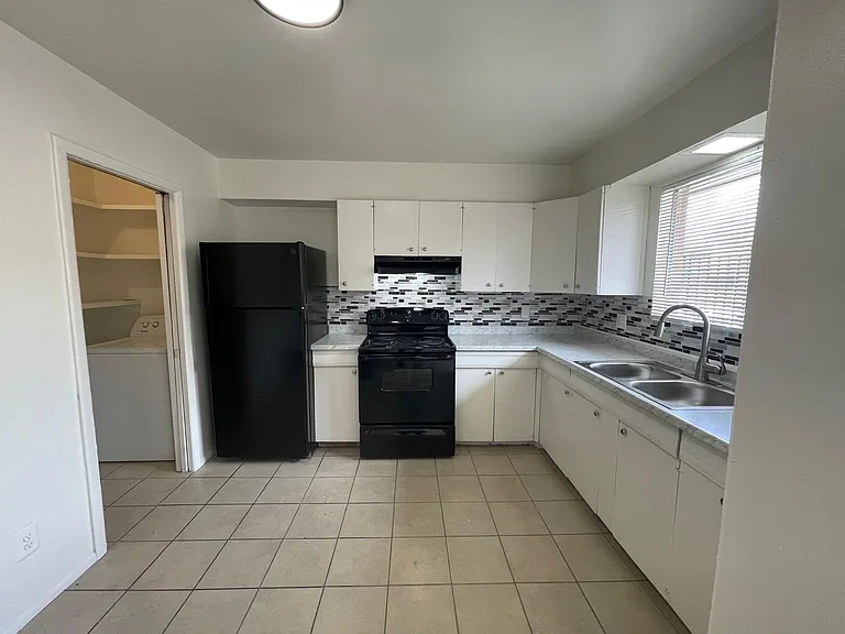 517 Palomas Dr SE #A — Photo 2
