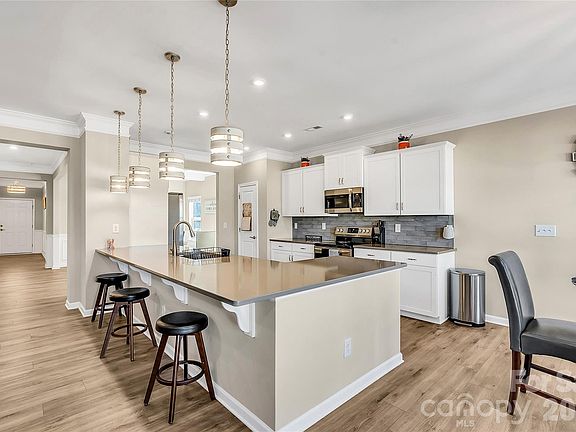 3rd image of 14421 Holbrooks Rd