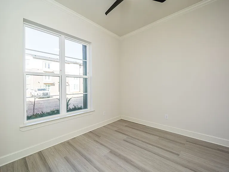 528 W Erwin — Photo 3