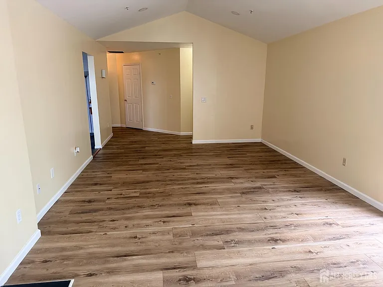 343 Ventnor Ct — Photo 4