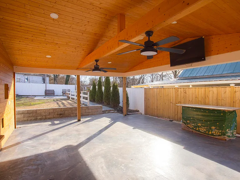 239 E Bledsoe St — Photo 57