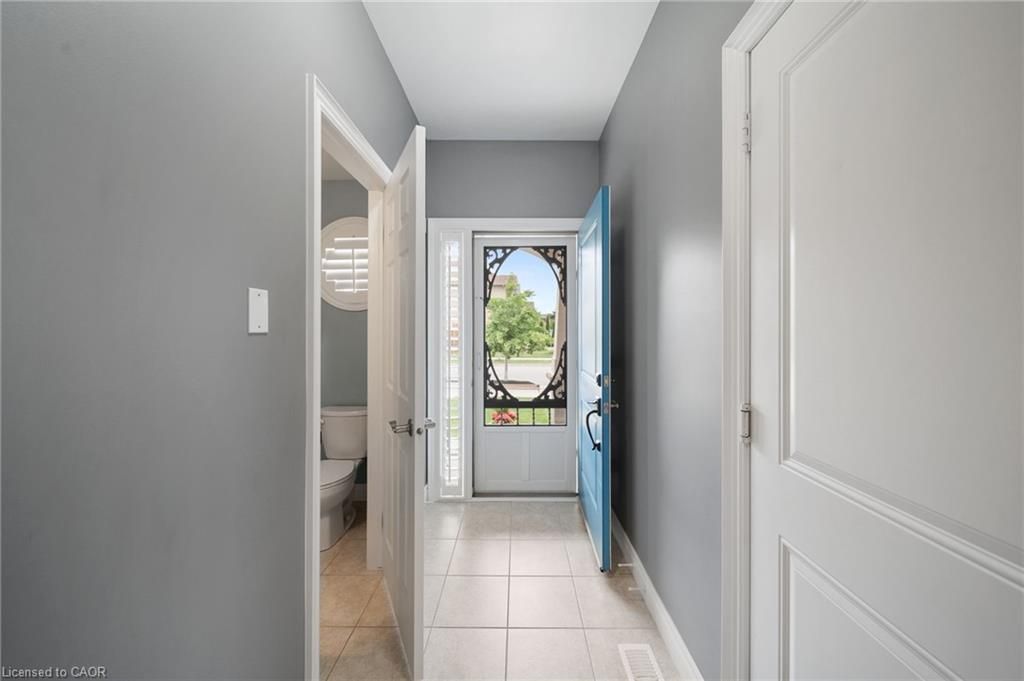 295 Pumpkin Pass, Hamilton, ON - View 3