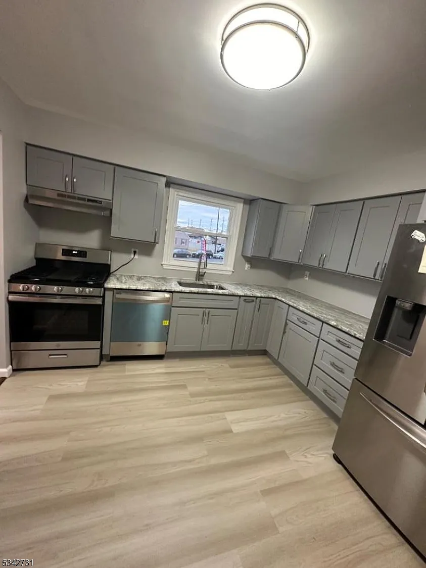 3 bed, 1.0 bath, $3,000 — Photo 4