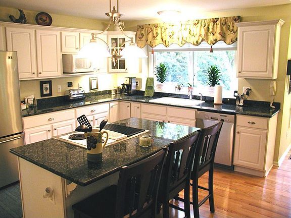 Granite Kitchen w/Hardwood
