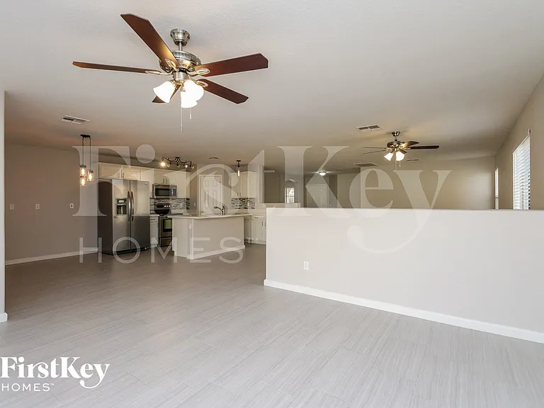 1130 E Oak Rd — Photo 3