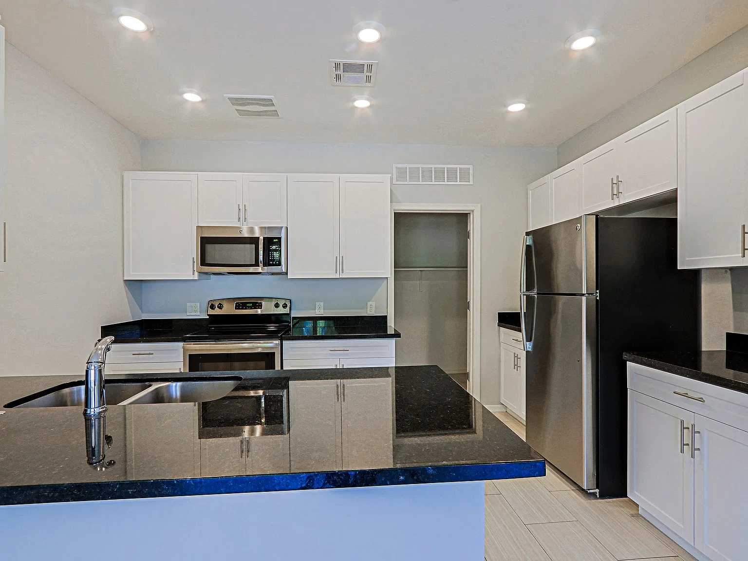 Santana Ridge Luxury Apartments — Photo 2