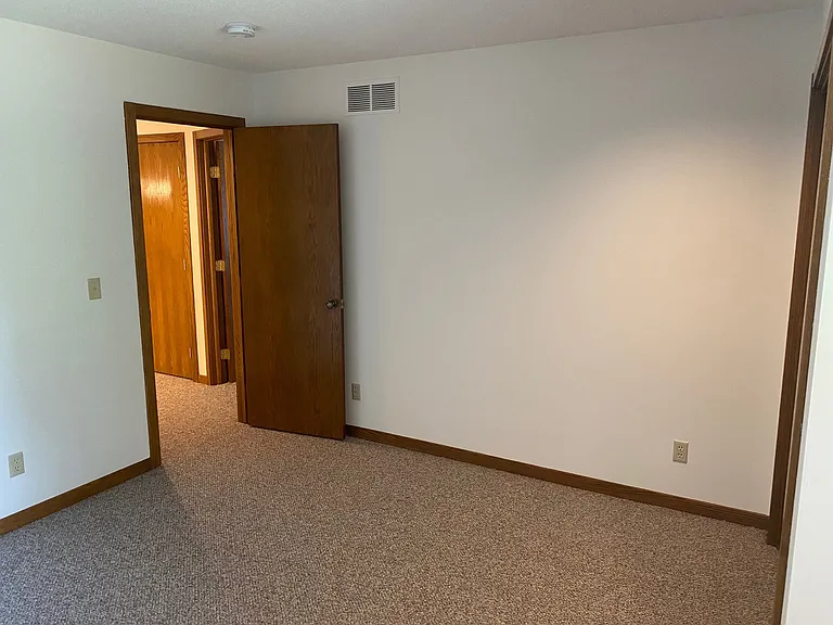 4813 Russell St — Photo 9