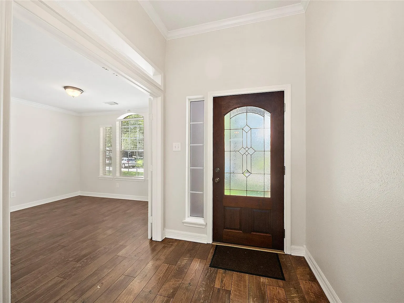 3 bed, 2.0 bath, 1939 sqft, $2,580 — Photo 4