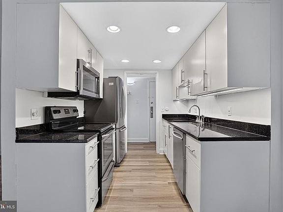 2nd image of 2200 Castle Rock Sq APT 2B