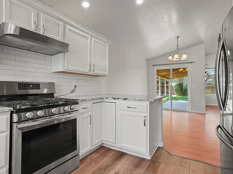 979 Peregrine Dr — Photo 9