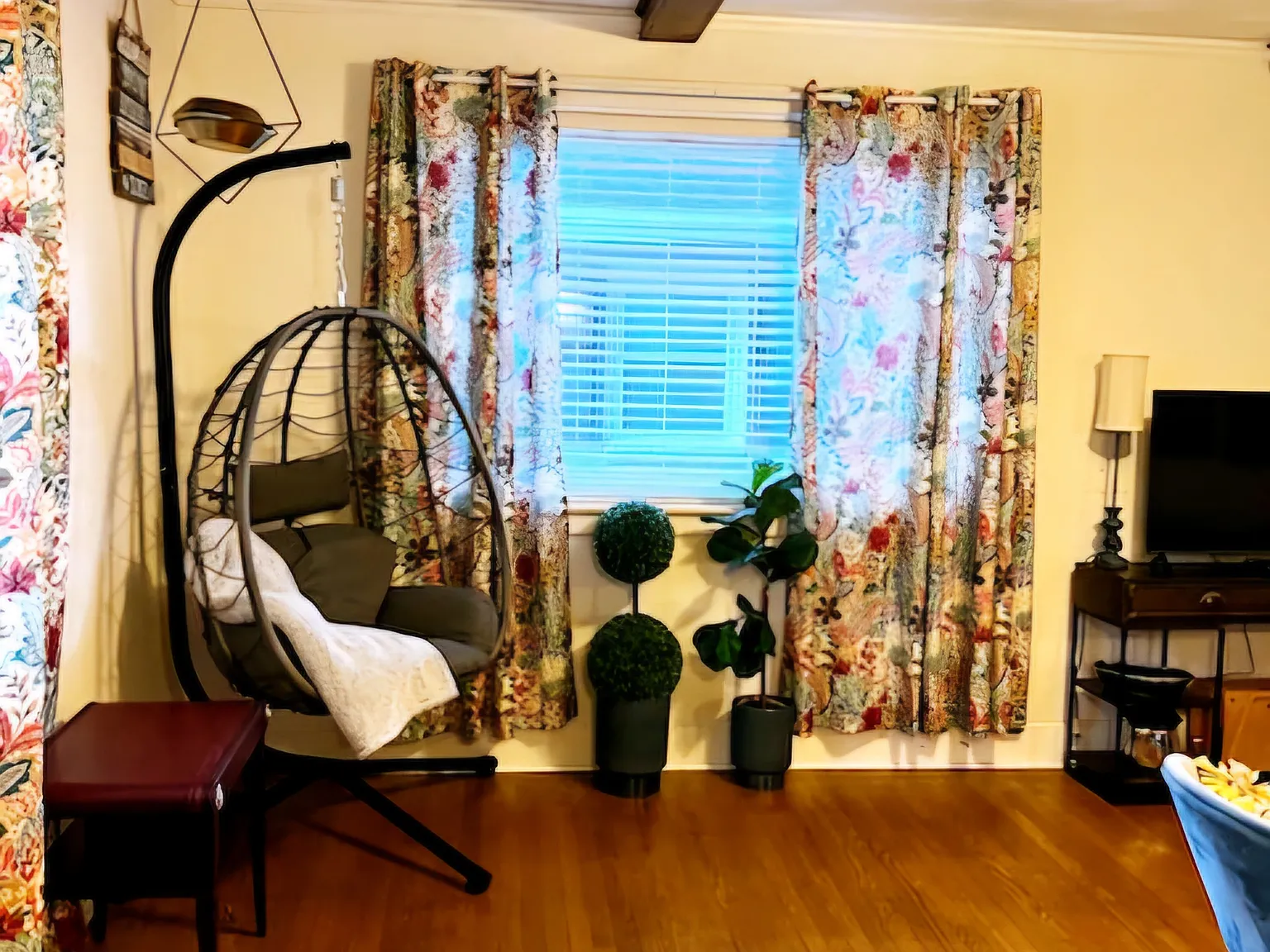 4910 Newport Ave — Photo 3