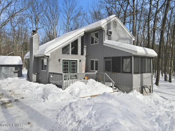 136 Evergreen Ct, Hawley, PA 18428