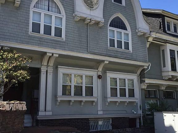 4th image of 909 Ashbury St #4