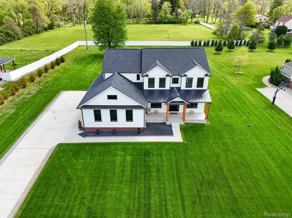 27598 Green Valley Dr, New Hudson, MI 48165
