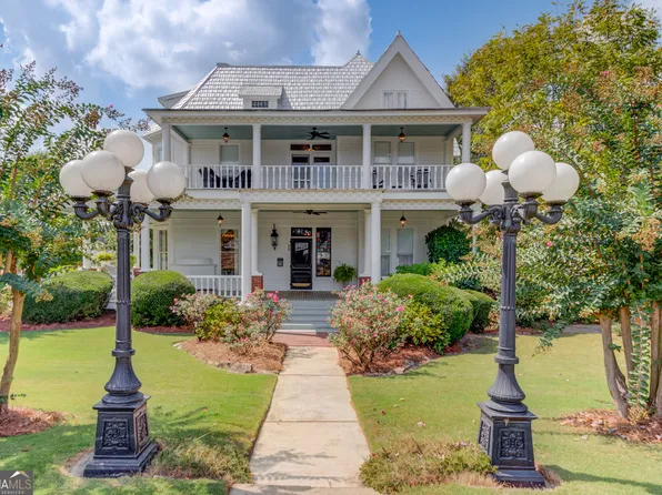 74 White St, Hoschton, GA 30548