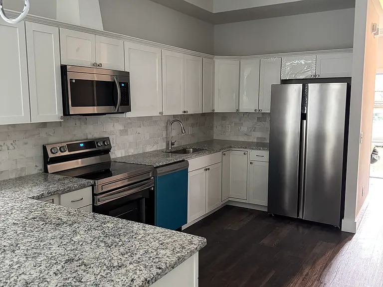 726 W Victory Dr — Photo 2