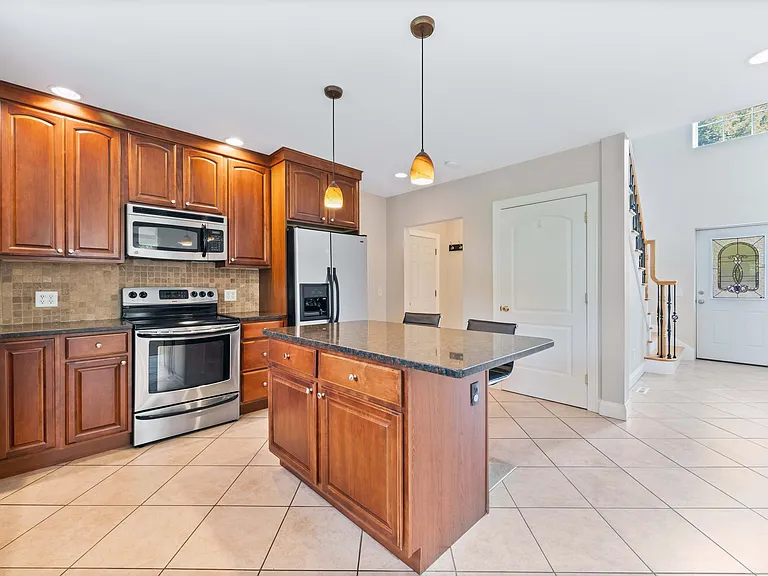 54 E Silver St #A — Photo 16