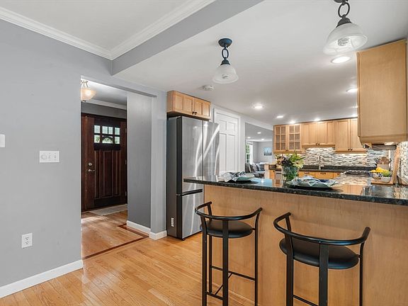 3rd image of 28 Beechwood Ave