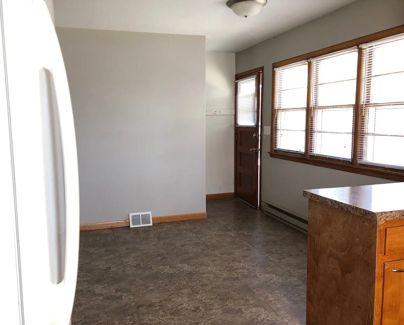 5 bed 2 Bath Single Family Home — Photo 4