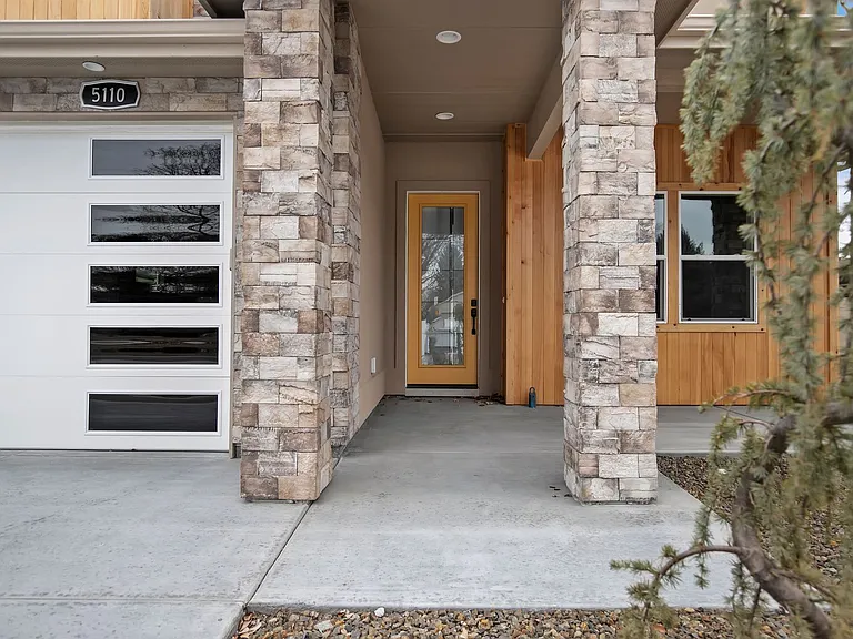 5110 N Cengotita Ave — Photo 2