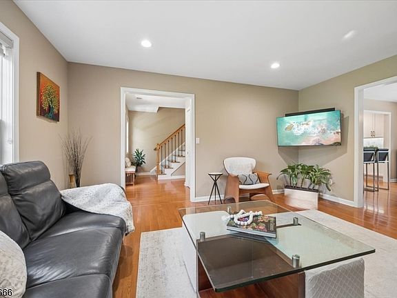 5th image of 52 Henry Ct