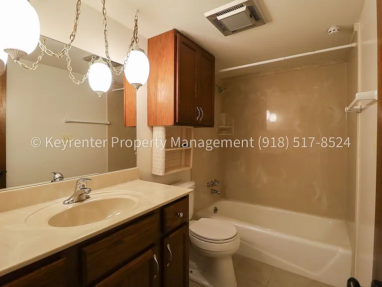 6828 E 47th St S — Photo 28