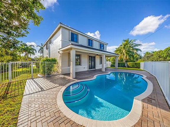 2nd image of 1538 Tamarind Ct #1538