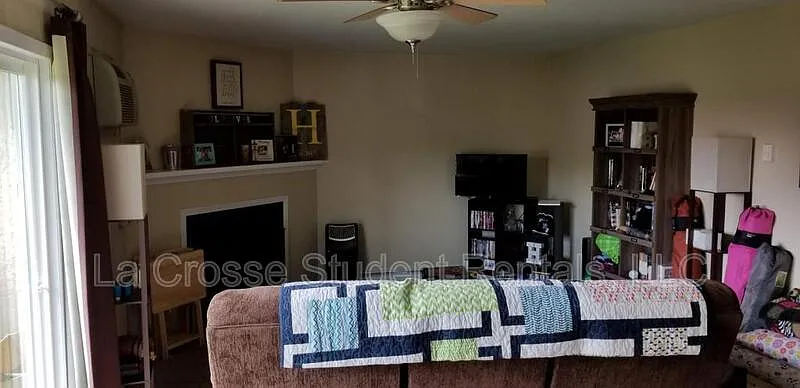 2 bed, 1.0 bath, 952 sqft, $1,050 — Photo 2