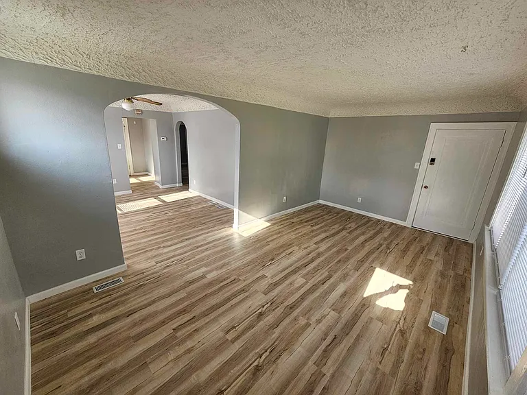 2401 Burnside Ave — Photo 1