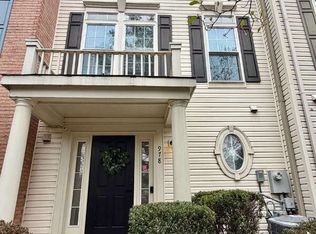 978 Harrison Cir, Alexandria, VA 22304