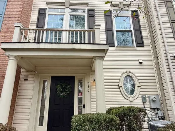 978 Harrison Cir, Alexandria, VA 22304