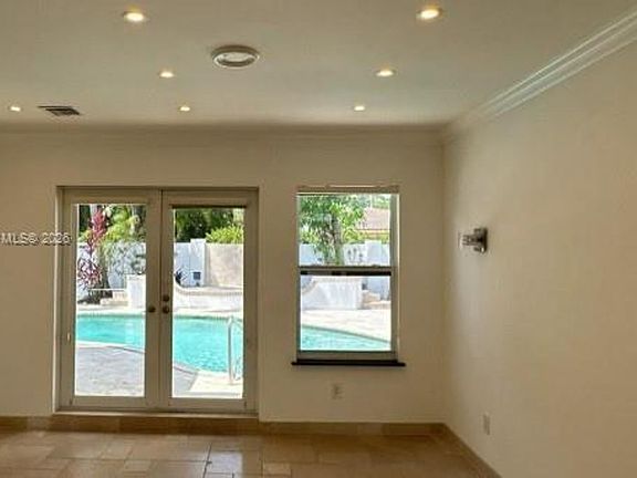 5th image of 827 N Southlake Dr #827