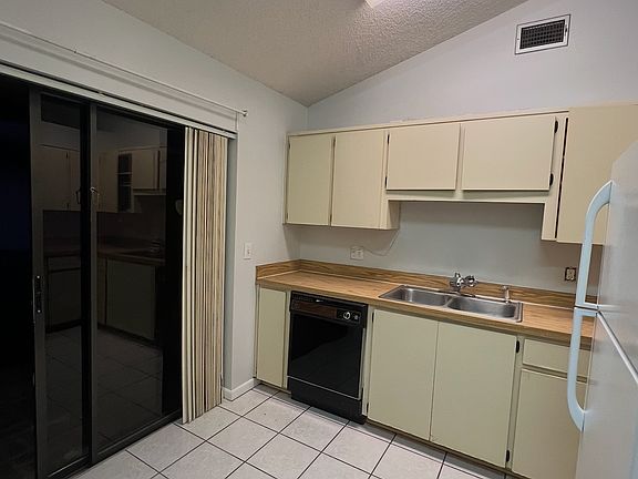 4th image of 310 Douglas Way