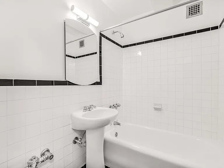 310 E 44th St #514 — Photo 5
