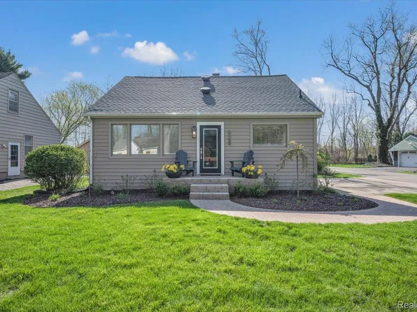 2155 Avondale Sylvan, Keego Harbor, MI 48320