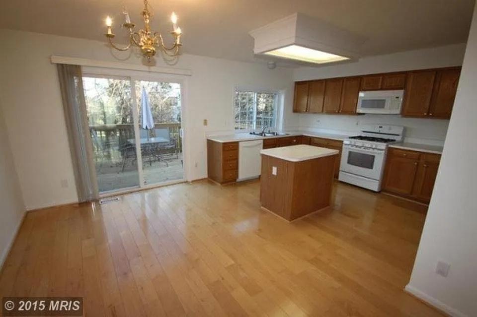 21022 Coach House Square — Photo 4