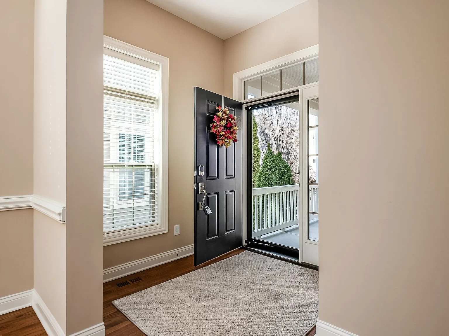3 bed, 2568 sqft, $4,300 — Photo 4