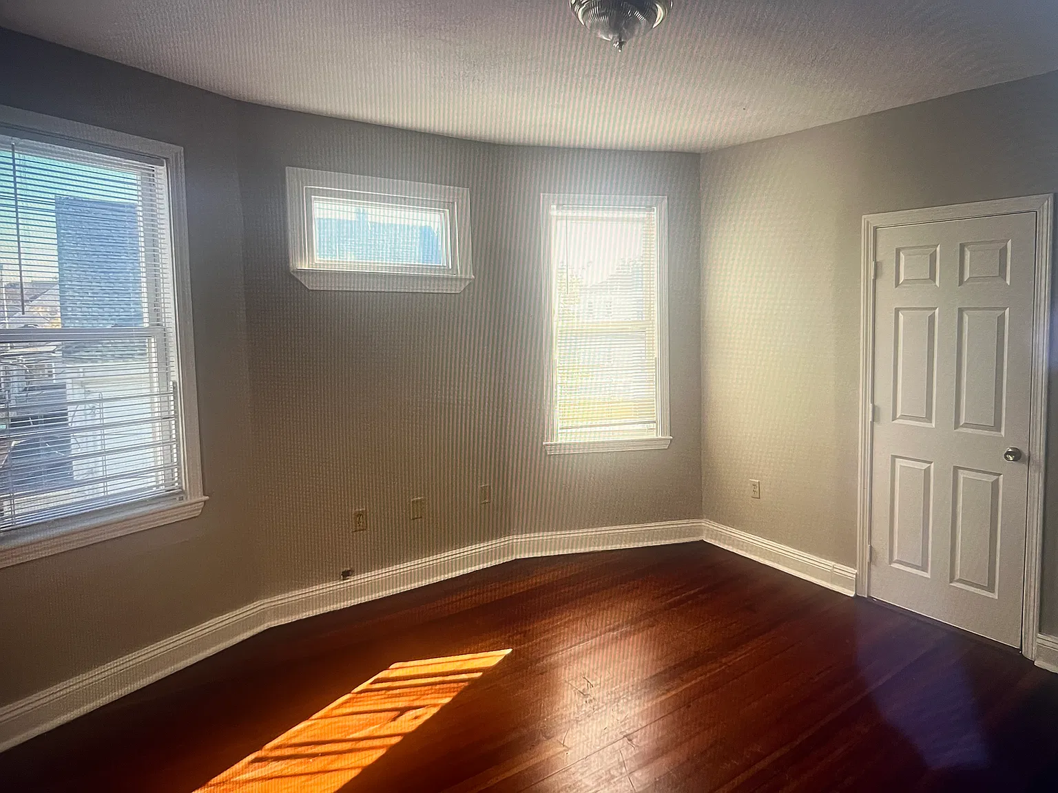 3 bed, 1000 sqft, $3,300 — Photo 4