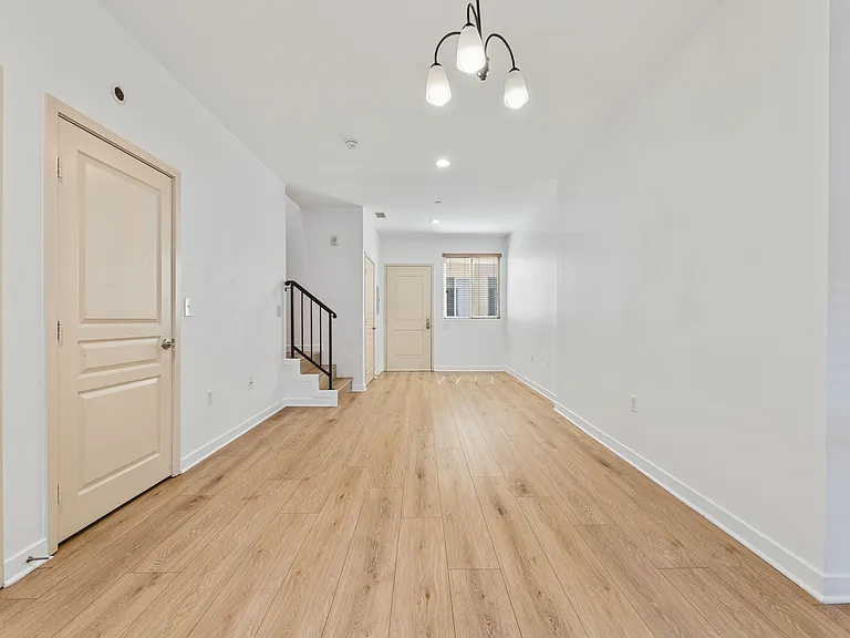 13439 Burbank Blvd — Photo 9