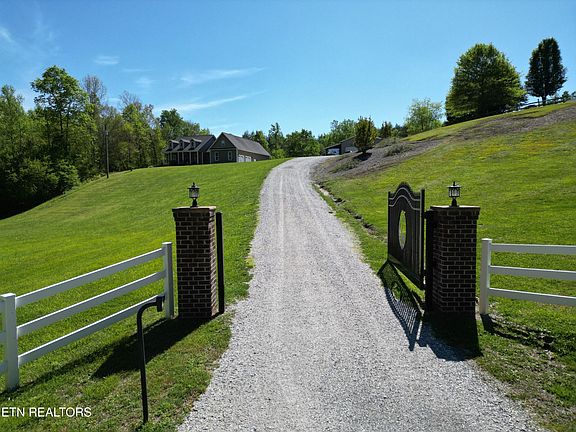 3rd image of 233 Tudor Hollow Rd