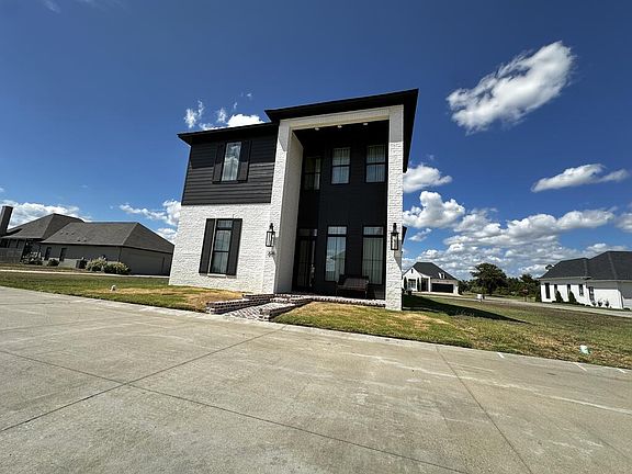2nd image of 208 Goldfinch St